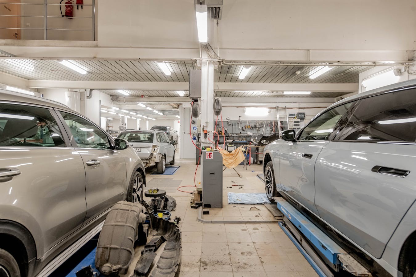 Interiér autoservisu s vozidlami pri oprave
