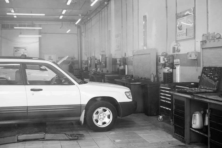Automobil v garáži obklopený náradím